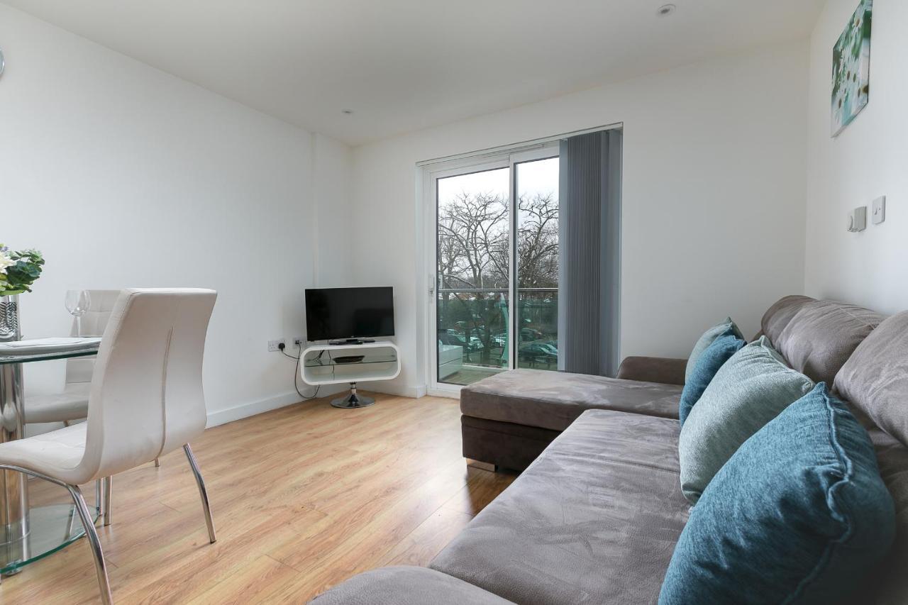 Skyvillion - Cozy Apartments In Enfield Town With Free Parking & Wifi Exterior foto