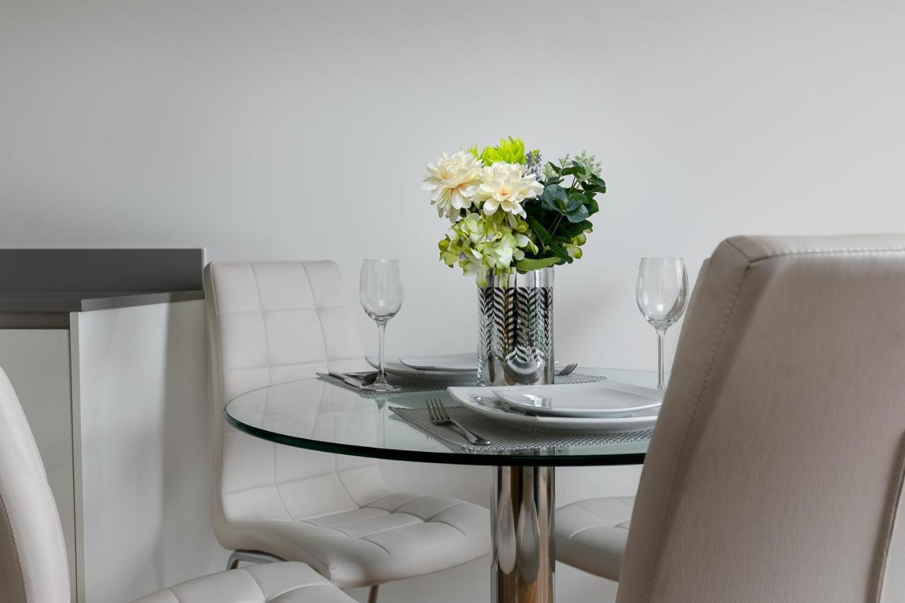 Skyvillion - Cozy Apartments In Enfield Town With Free Parking & Wifi Exterior foto