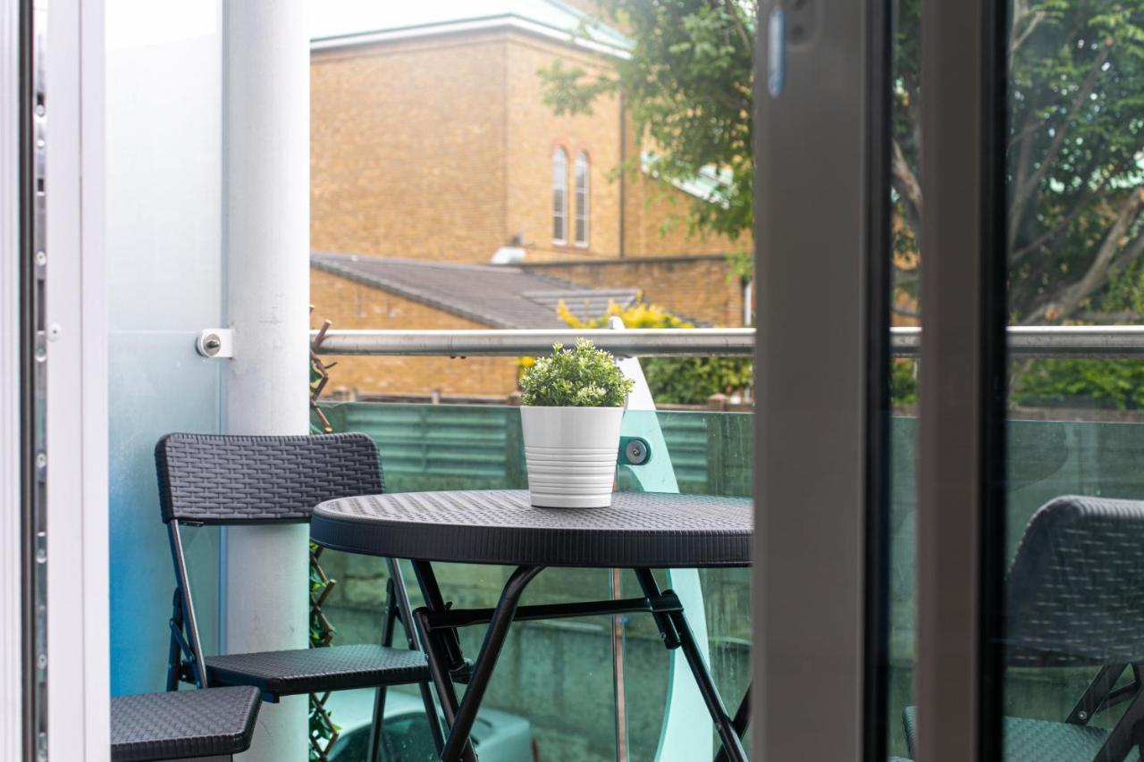 Skyvillion - Cozy Apartments In Enfield Town With Free Parking & Wifi Exterior foto